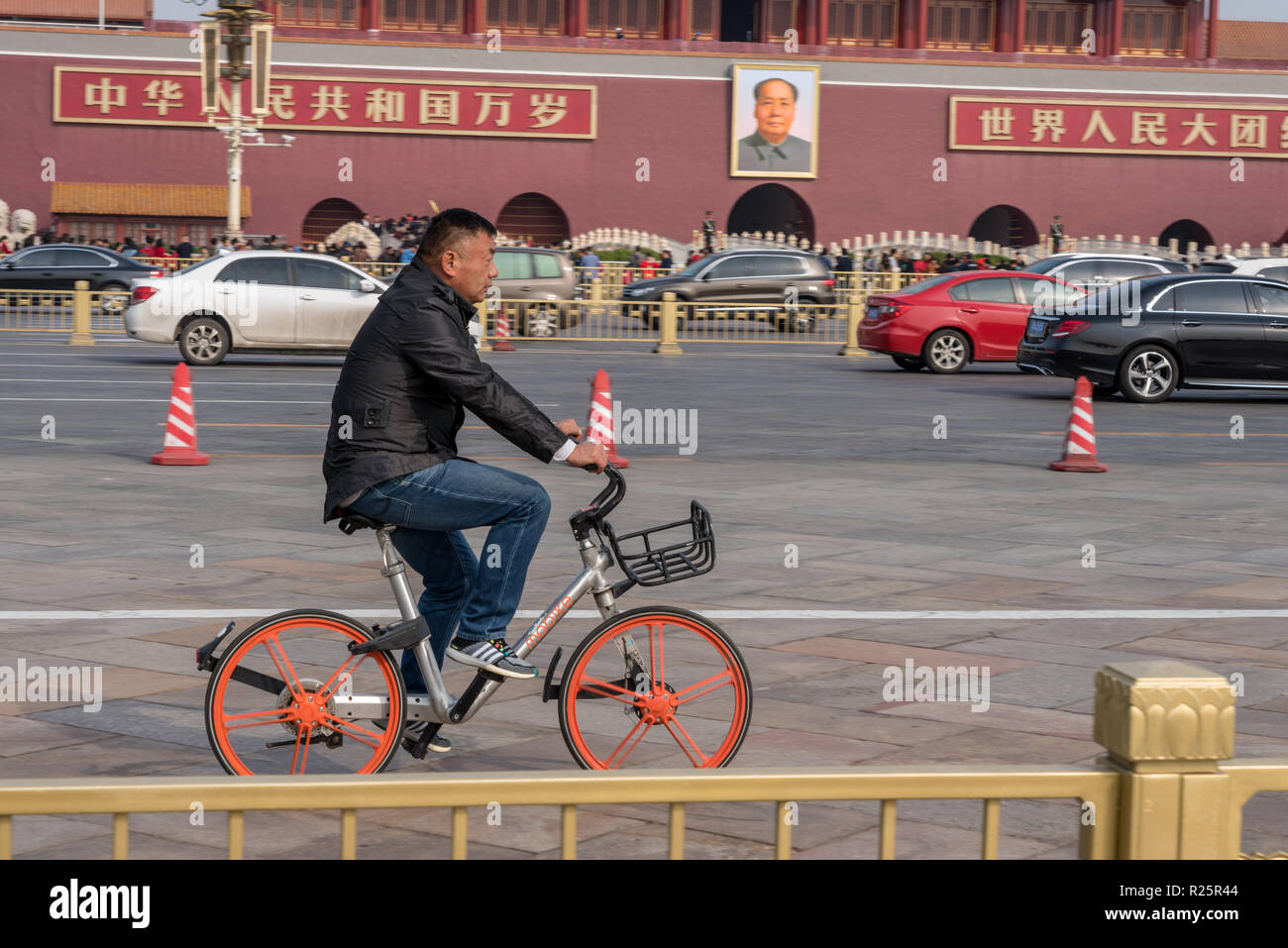 Ciclista davanti alla Città Proibita di Pechino Foto Stock