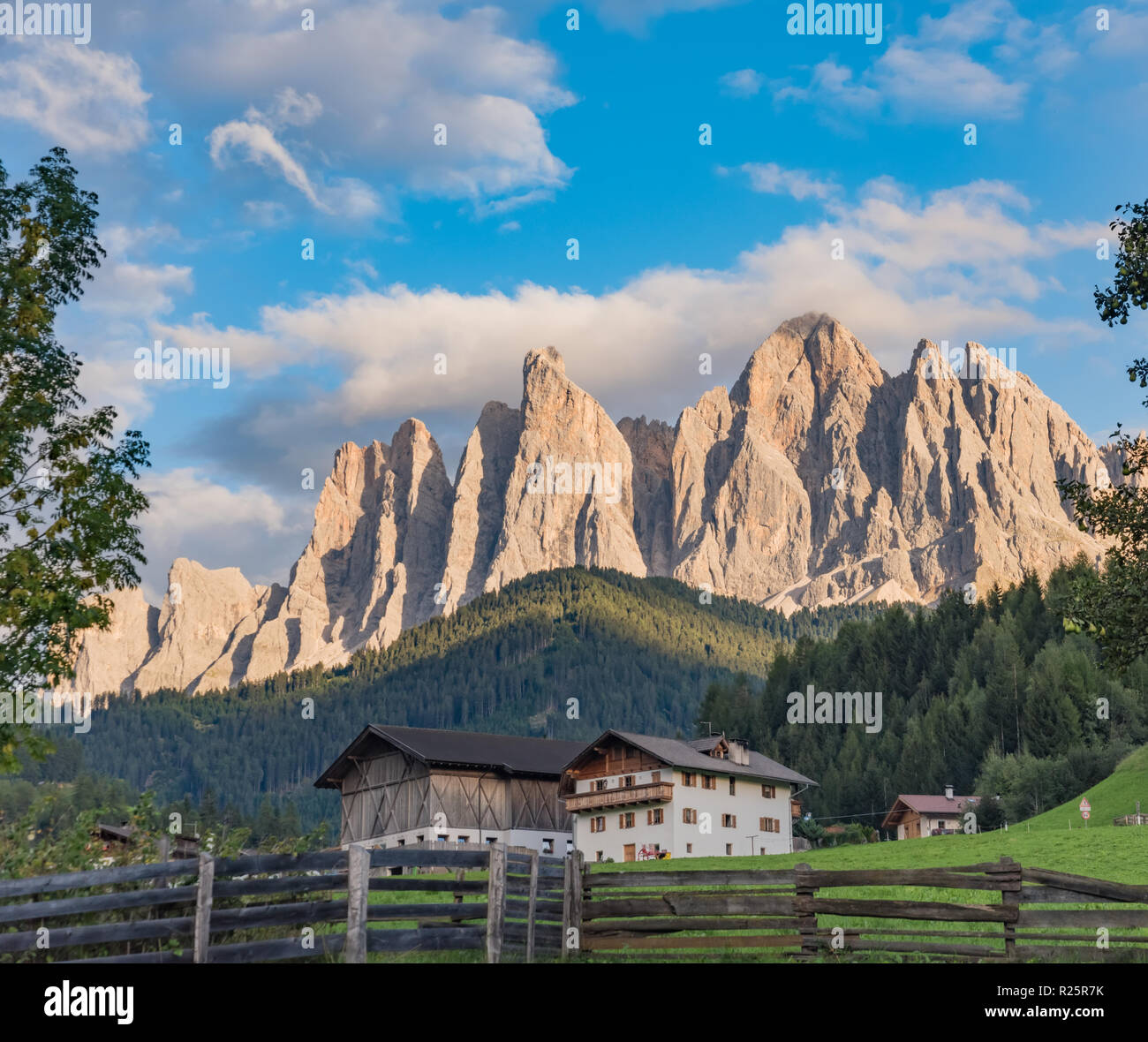 Splendido paesaggio Santa Magdalena villaggio nella zona delle Dolomiti Italia Foto Stock