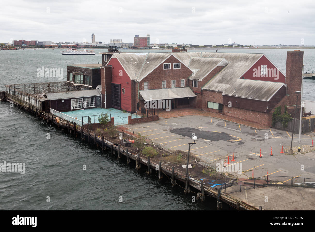 Il Boston Harbor wharf al molo 4 al tramonto in inverno Foto Stock