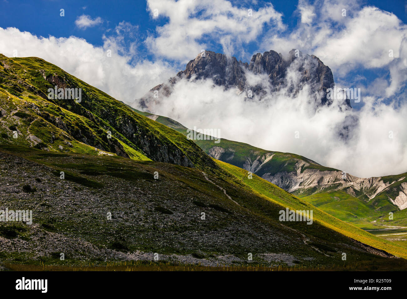 Tra le nuvole spicca il Corno grande, vetta appenninica. Parco Nazionale del Gran Sasso e Monti della Laga, Abruzzo Foto Stock