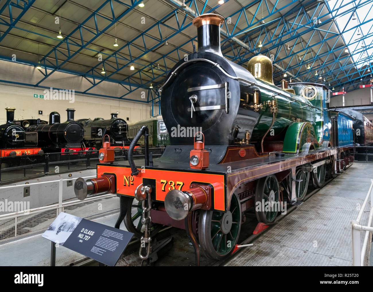 Sud Orientale e Chatham Railway D Classe locomotiva a vapore n. 737 nella grande hall, il museo nazionale delle ferrovie, York, Inghilterra. Foto Stock