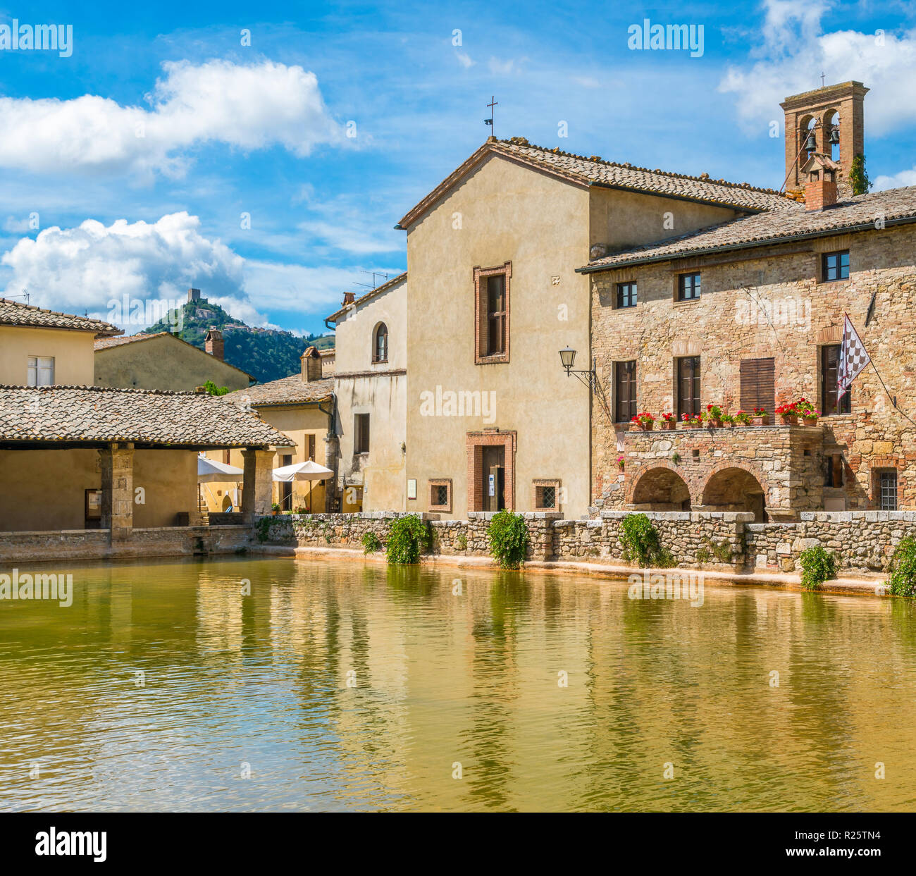Il pittoresco Bagno Vignoni, nei pressi di San Quirico d'Orcia, in provincia di Siena. Toscana, Italia. Foto Stock