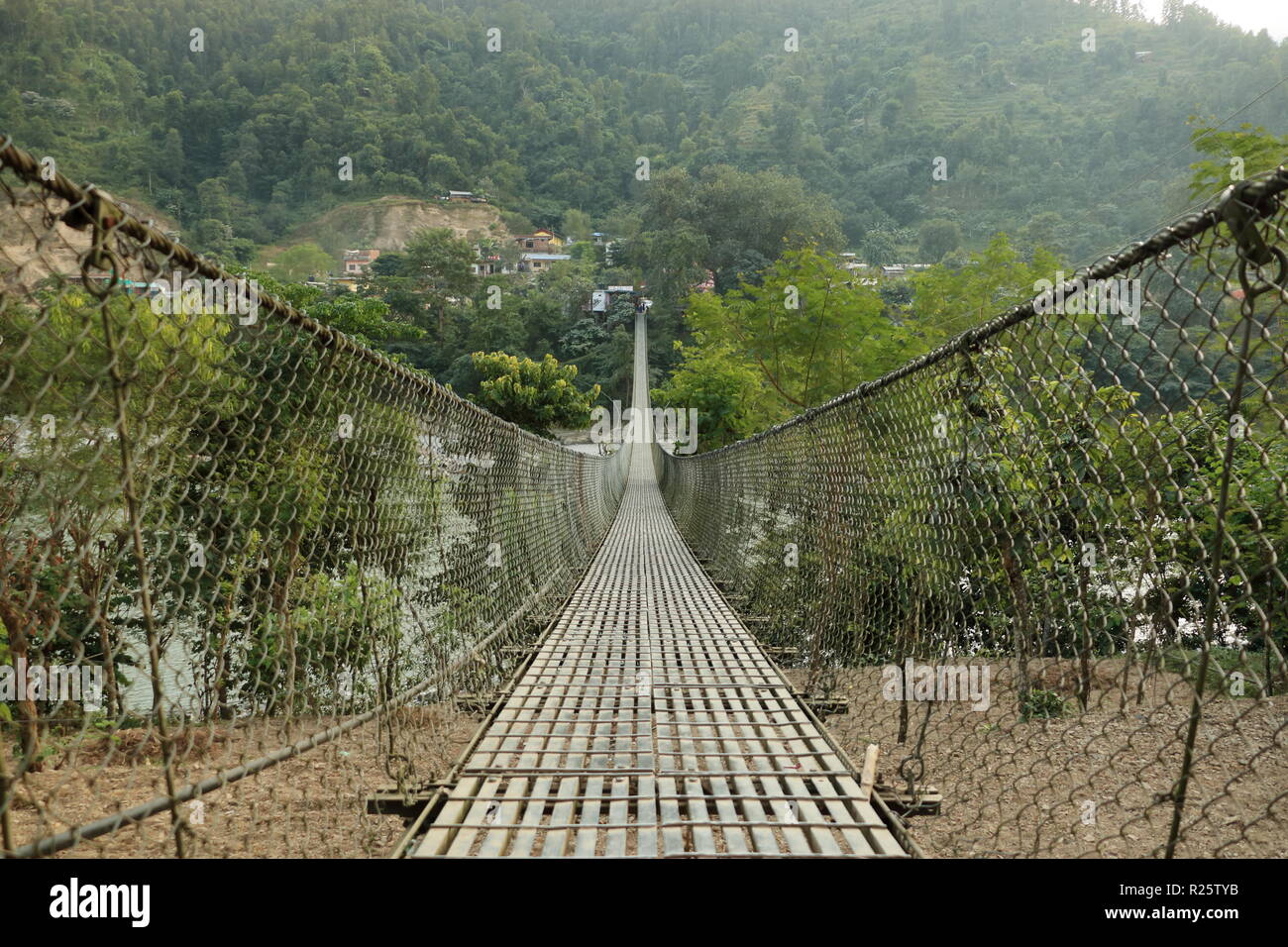 Appeso un ponte di sospensione in Nepal Foto Stock