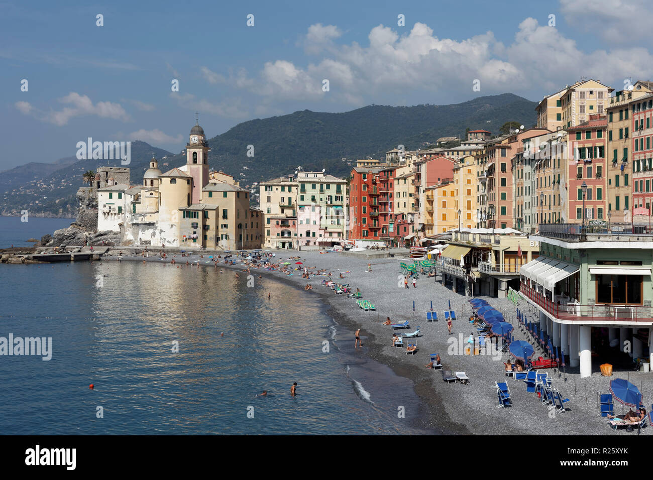 Spiaggia con la chiesa di Santa Maria Assunta, Camogli, provincia di Genova, Golfo Paradiso e la Riviera di Levante, Liguria, Italia Foto Stock