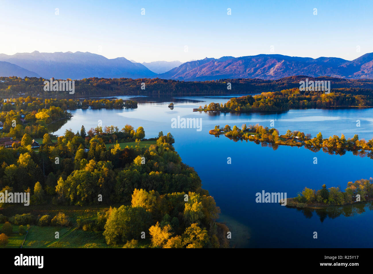 Lago Staffelsee, Seehausen am Staffelsee, drone shot, bavarese prealpi, Alta Baviera, Baviera, Germania Foto Stock