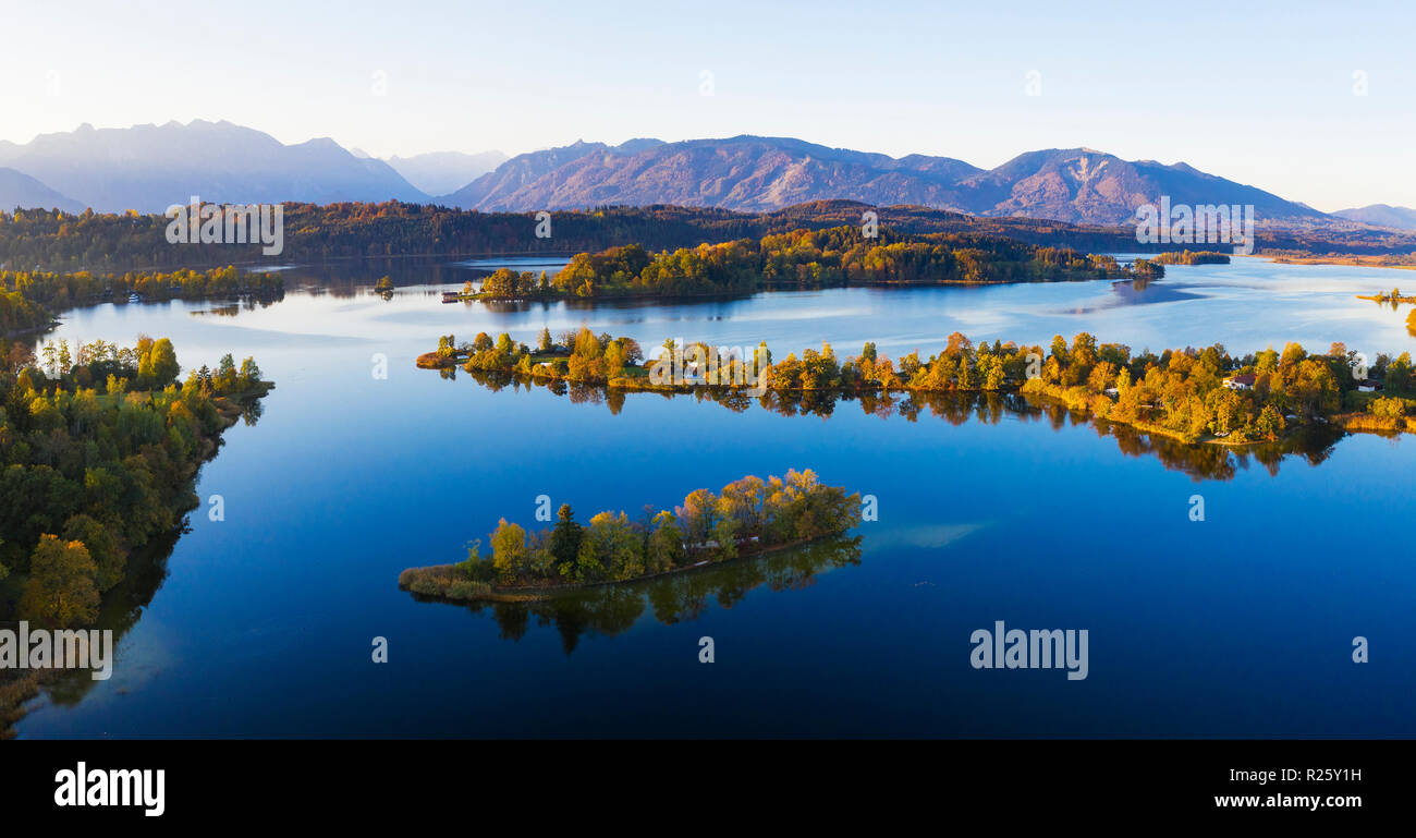 Lago Staffelsee con Gradeninsel, Buchau e Wörth isole, drone shot, bavarese Prealpi, Alta Baviera, Baviera Foto Stock