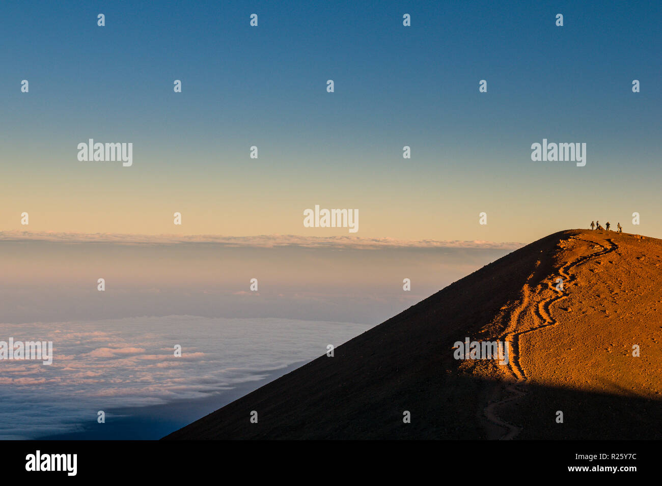 I turisti in un cono vulcanico sulla sommità del Mauna Kea, Big Island, Hawaii, STATI UNITI D'AMERICA Foto Stock