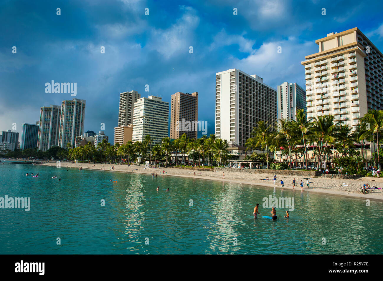 Alto hotel sulla spiaggia di Waikiki di Oahu, Hawaii, STATI UNITI D'AMERICA Foto Stock