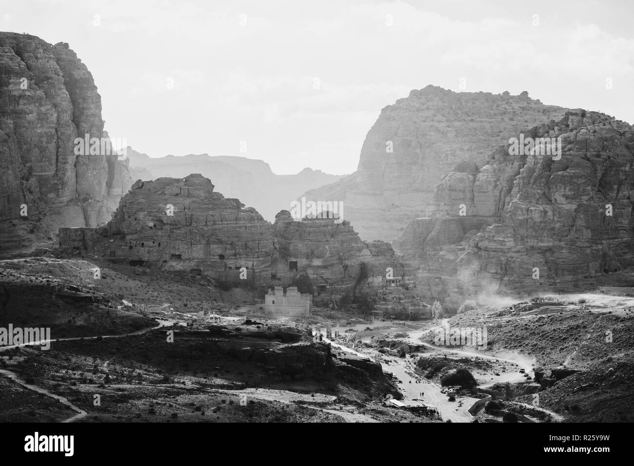 Case battuto nelle rocce, monocromatica, Nabataean città di Petra, vicino a Wadi Musa, Giordania Foto Stock