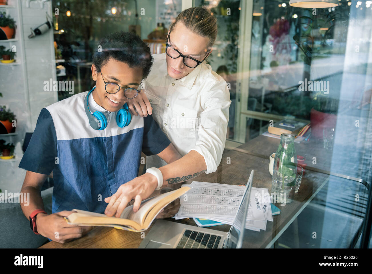 Grave smart insegnante puntando al paragrafo Foto Stock