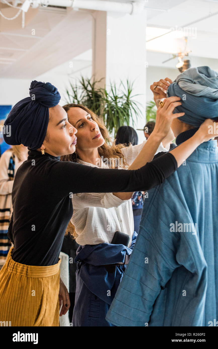 New York City, NY, Stati Uniti d'America - 13 Febbraio 2017: Mara Hoffman preparare modelli backstage durante il suo show al Shop studios - Fashion Week NYFW AW17 Foto Stock