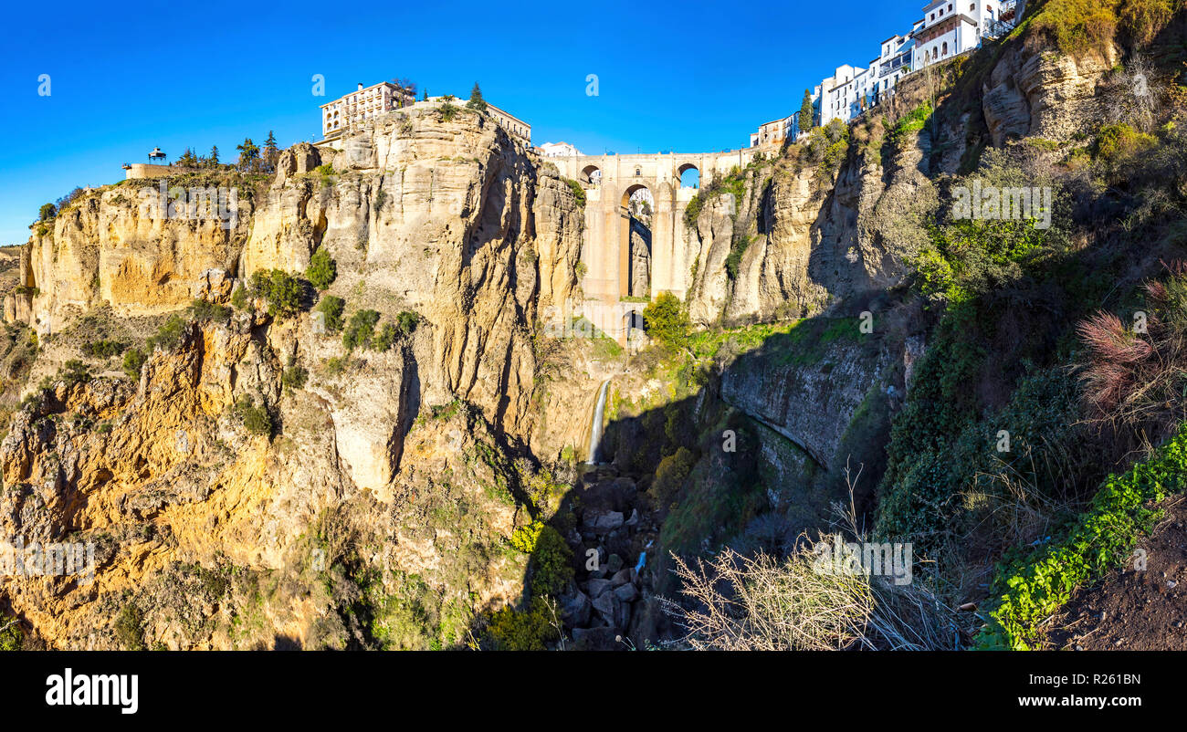 Vista panoramica di Puente Nuevo bridge e le vecchie case costruite sul bordo della scogliera, nell'antica città di Ronda, provincia di Malaga, Andalusia, Spagna. 0 Foto Stock