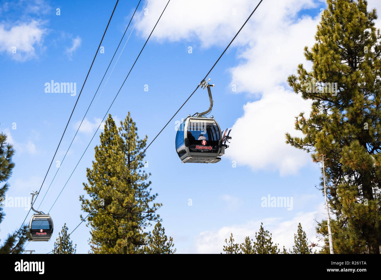 Marzo 24, 2018 South Lake Tahoe / CA / STATI UNITI D'AMERICA - Heavenly ski resort Gondola in una giornata di sole Foto Stock