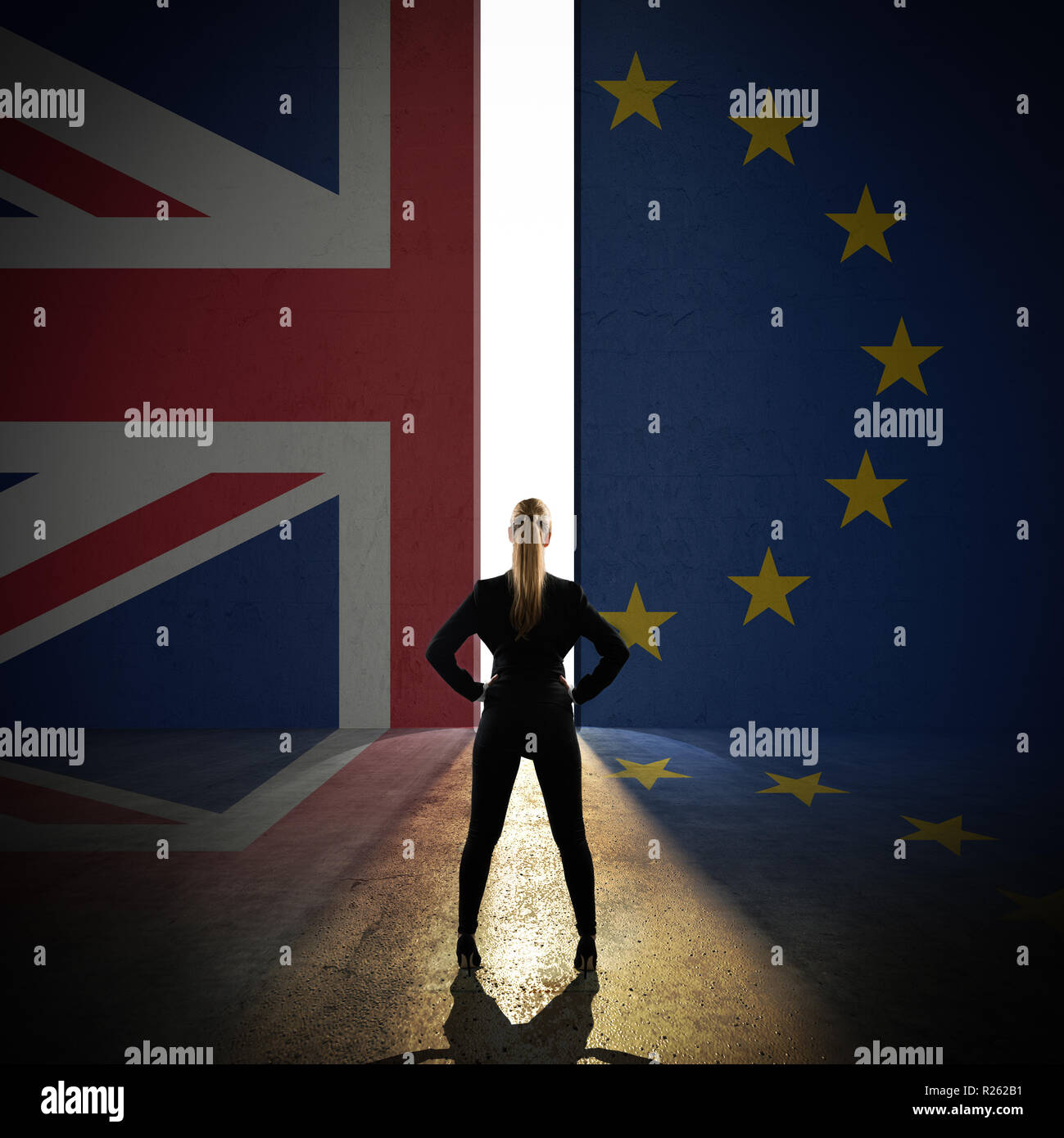 Imprenditrice in piedi di fronte ad una parete con la union jack e la bandiera europea e un portale Foto Stock