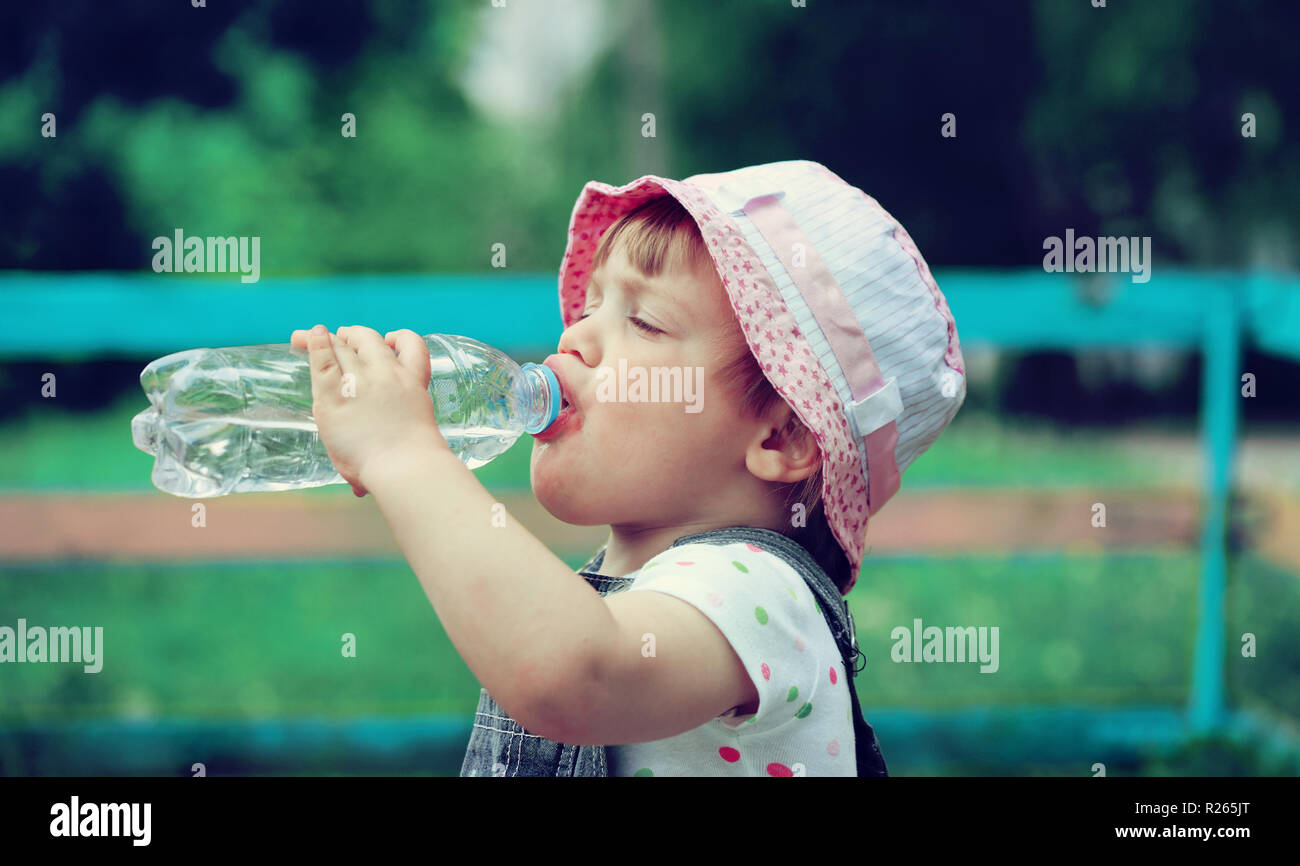 2 anni bimbo beve dalla bottiglia di plastica in posizione di parcheggio  Foto stock - Alamy