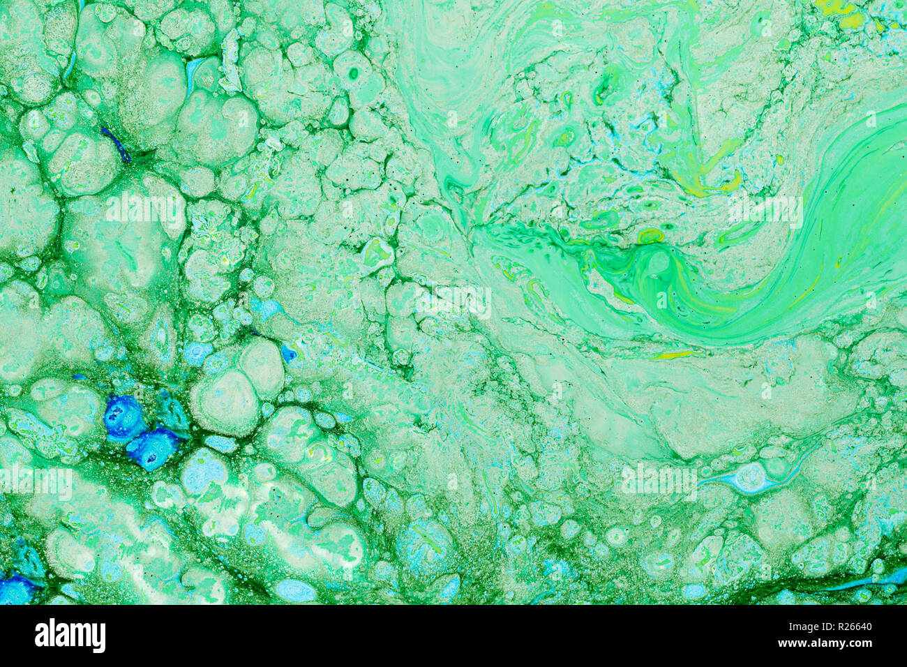 Close-up di superficie con acido macchie di inchiostro e bolle. Mappa di calore, reazione chimica. Foto Stock