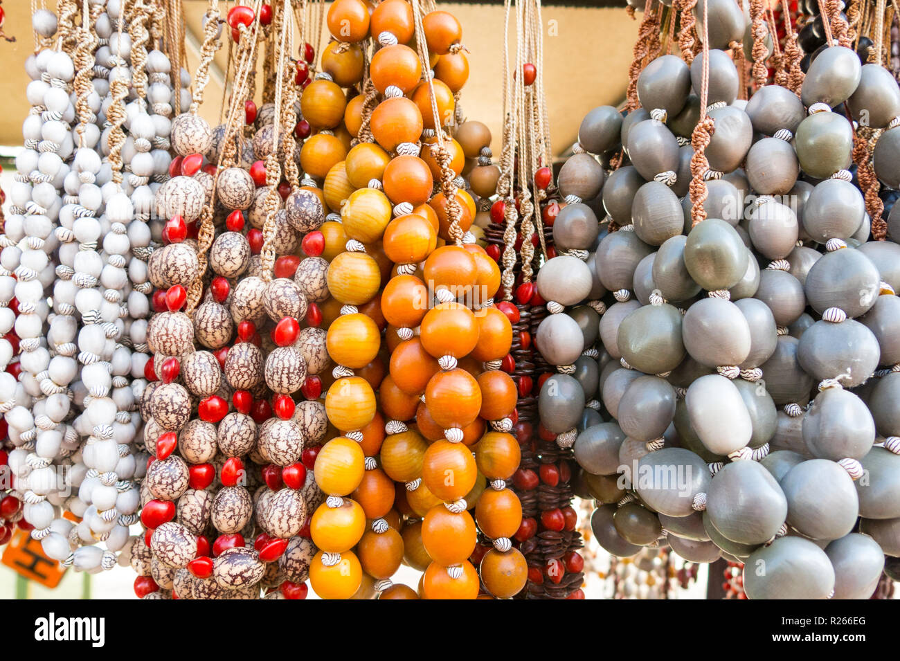 Tipici souvenir Cubano: sementi collana. Popolare in conti cubano, organico  gioielli realizzati dai Caraibi semi. Strada del mercato di Cienfuegos  city, Cuba Foto stock - Alamy