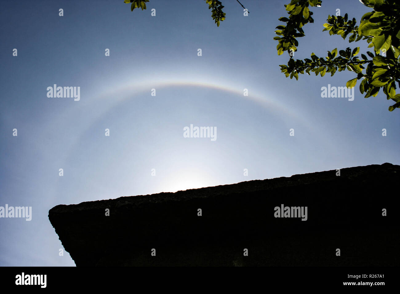 Varie sun aloni che compaiono nel cielo sopra la Romania. Raro fenomeno naturale. Luminose 22 gradi e tangente superiore ad arco. Foto Stock