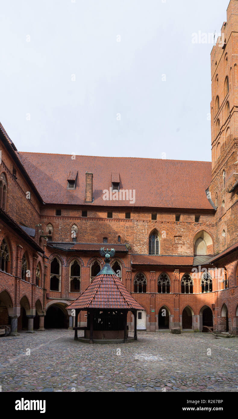 Il Castello dell'Ordine Teutonico in Malbork costruire nel XIII secolo situato vicino alla città di Malbork, Polonia. È il più grande castello nel mondo mea Foto Stock