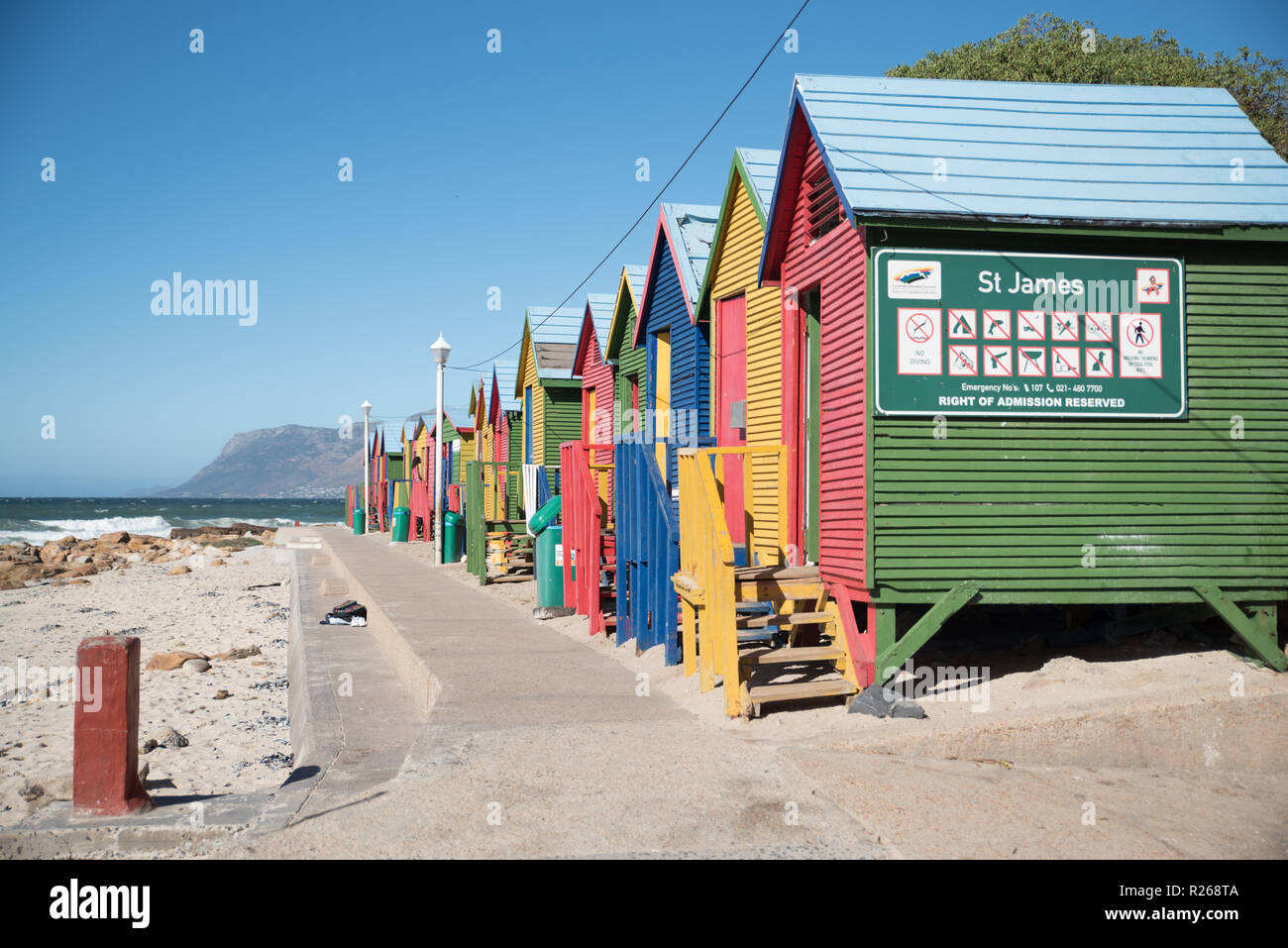 Cabine colorate a St James Beach, Sud Africa Foto Stock