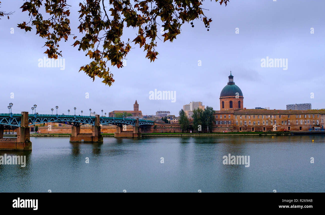 Guardando attraverso il fiume Garonne a La Chapelle Saint-Joseph de la tomba con le Pont Saint-Pierre sulla sinistra, Toulouse, Francia Foto Stock