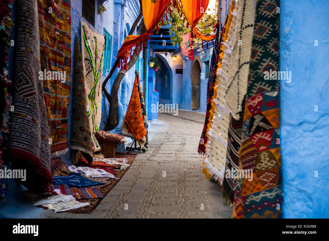 Chefchaouen, Marocco - 19 Novembre 2017: tappeti tradizionali in una colorata stradina di Chefchaouen in Marocco Foto Stock