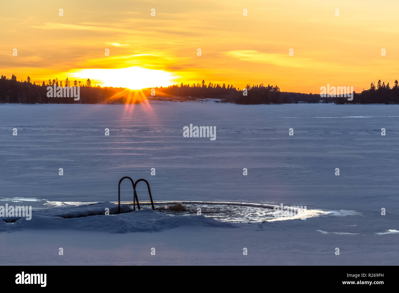 Giornata molto fredda al luogo di nuoto sul ghiaccio. Foto di Kuhmo, Finlandia. Foto Stock