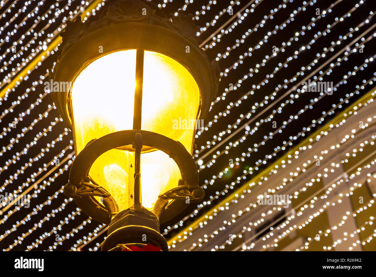 Lanterna sulla strada ed è decorata con decorazioni di Natale Foto Stock