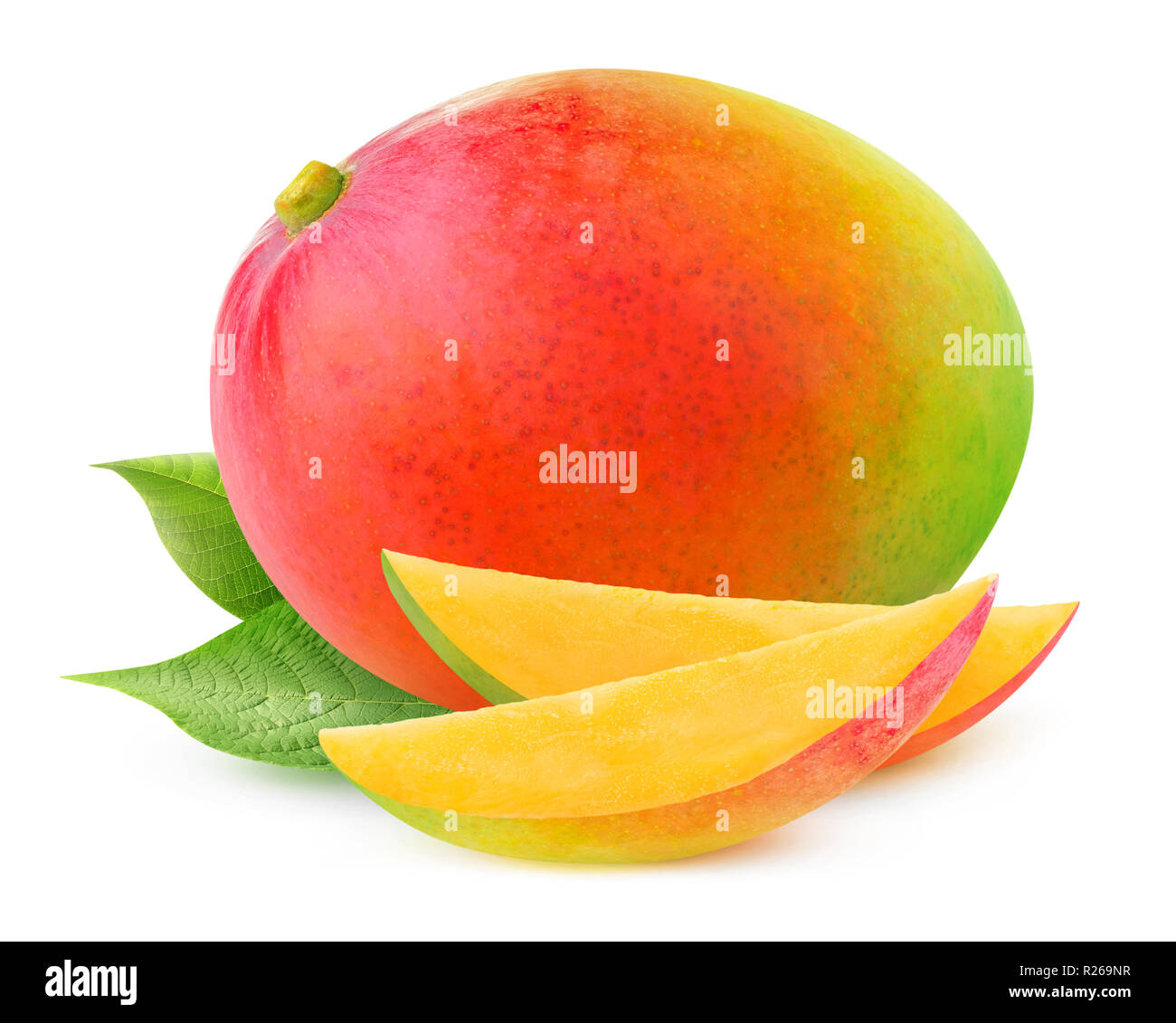 Isolate il mango. Un intero frutto di mango con foglie isolato su sfondo bianco con tracciato di ritaglio Foto Stock
