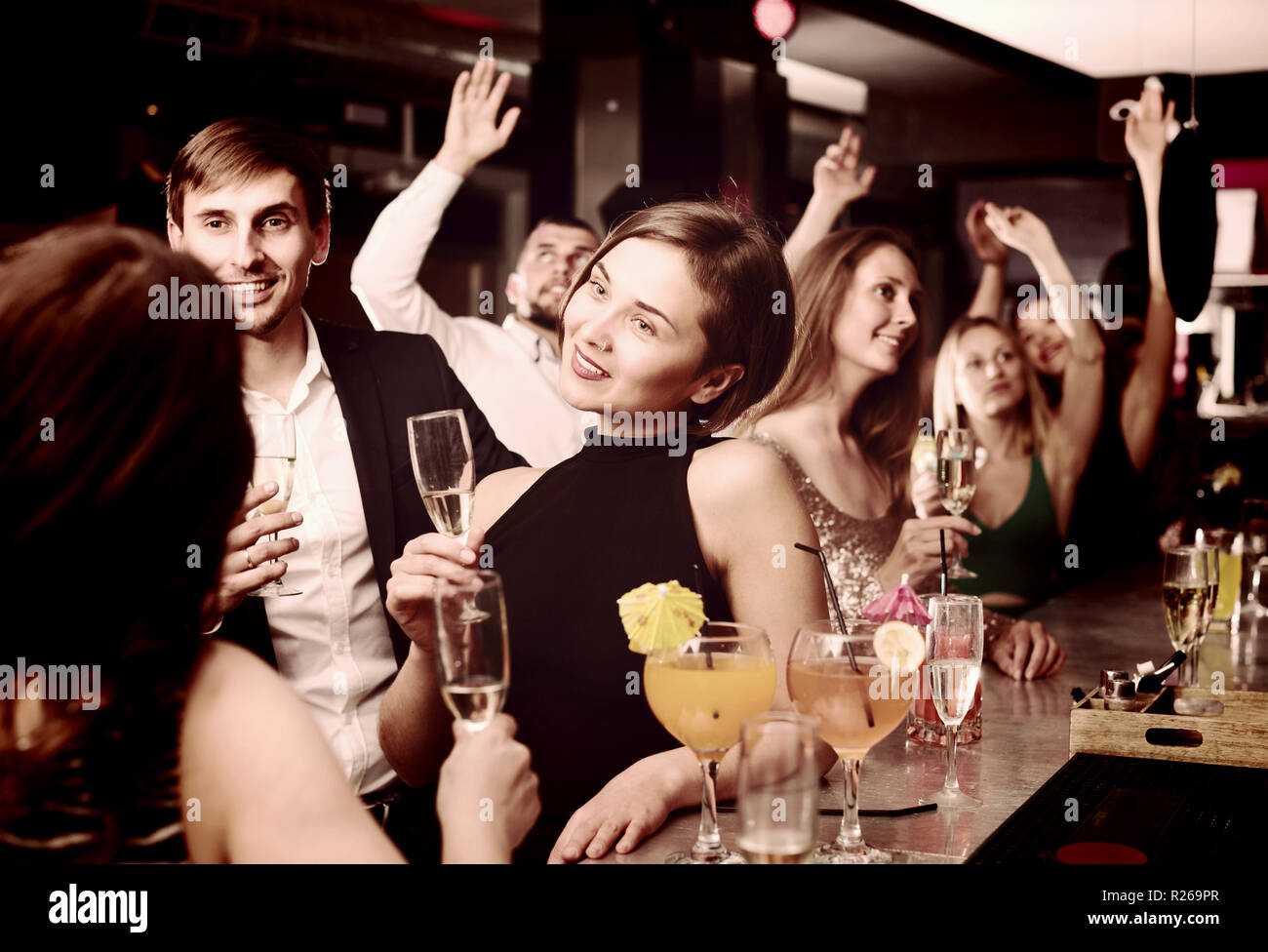 Ufficio femmina lavoratore sta bevendo un cocktail con il collega a evento aziendale in bar. Foto Stock