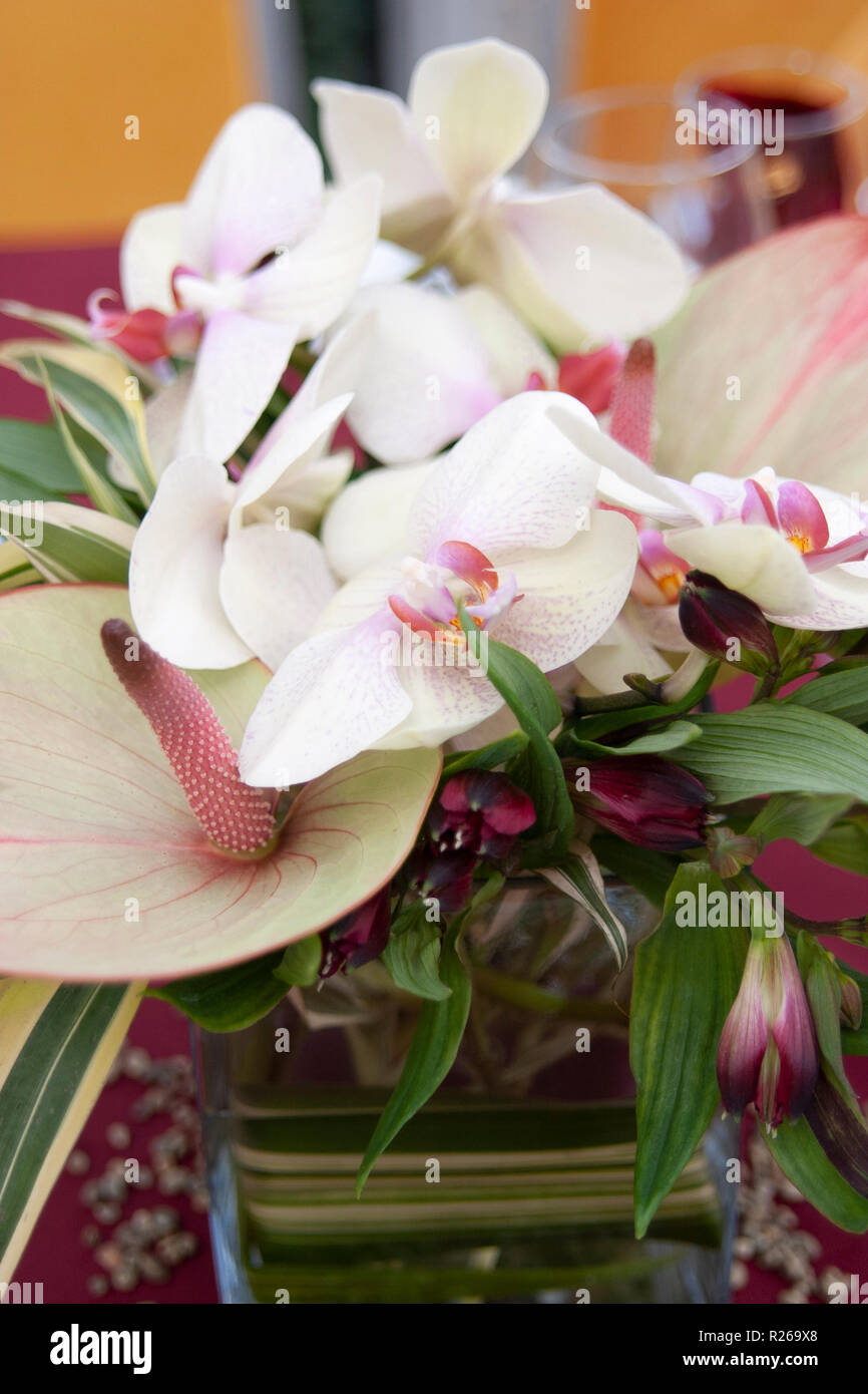 Bianco e rosa fiori matrimonio decorazioni per la tavola Foto Stock