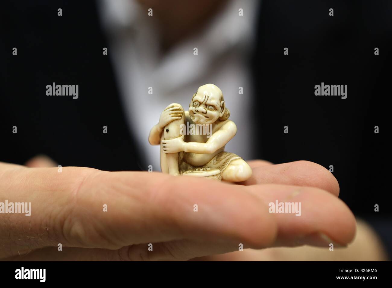 Artista Edmund De Waal mettendo in mostra la sua collezione personale di molto rari Netsuke giapponese sculture , davanti a loro aste su Mercoledì Foto Stock