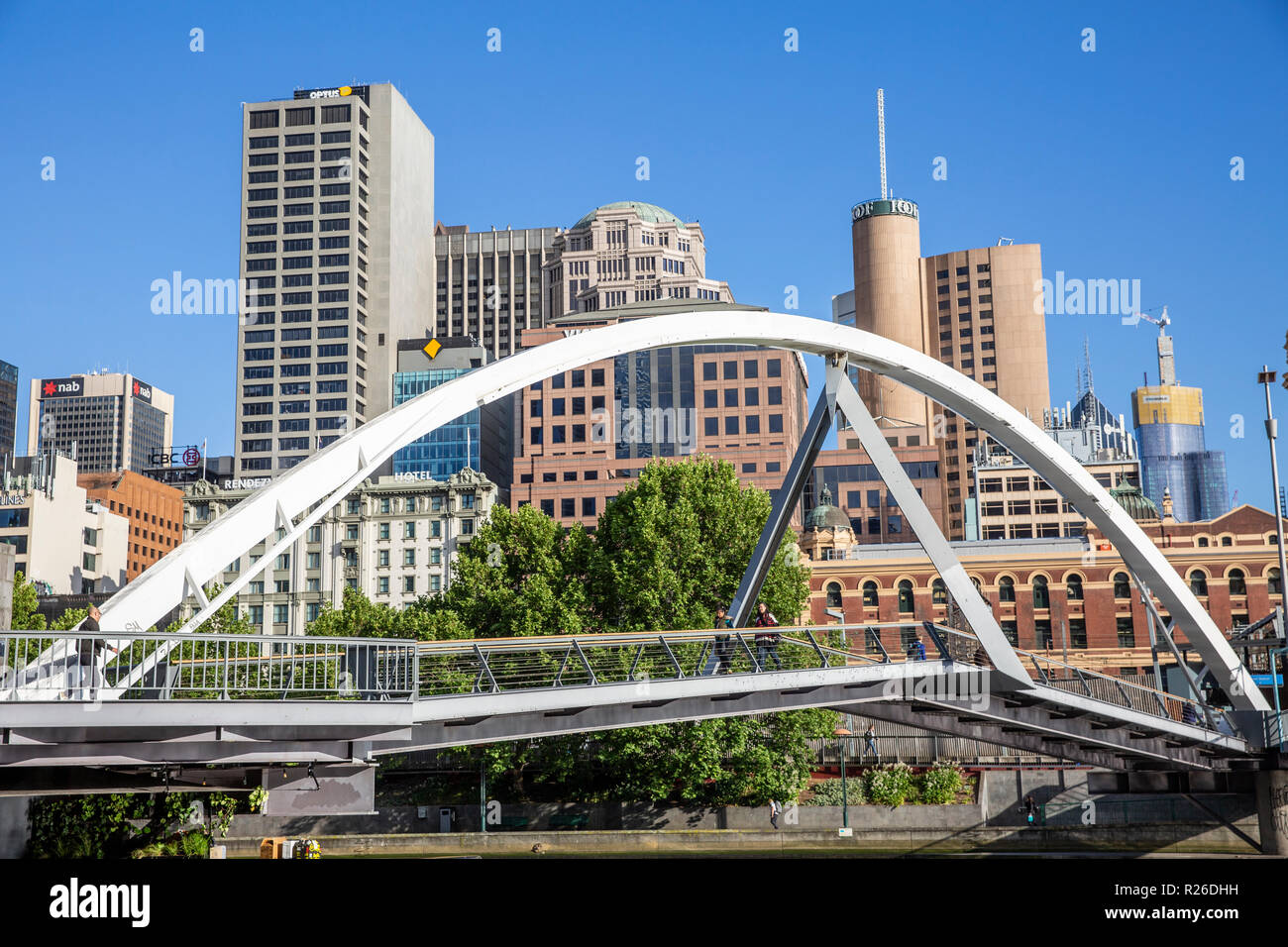 Evan Walker ponte pedonale attraverso il fiume Yarra a Melbourne central business district, Victoria, Australia Foto Stock