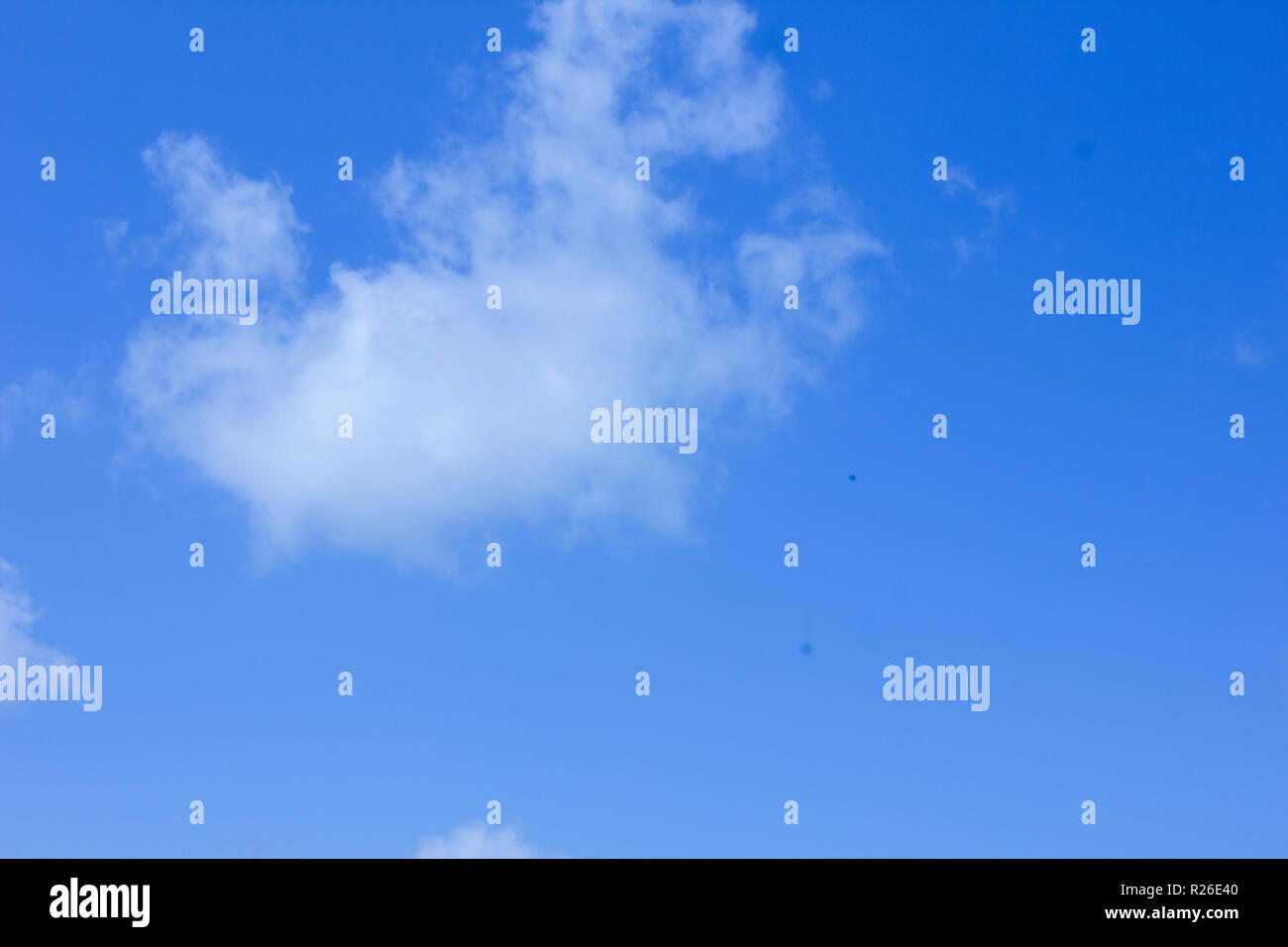 Cielo blu e nuvole, cloud, bianco, sfondo, estate, natura, belle, bellezza, colore, Luce giorno, meteo, trasparente, ad elevato, cielo, aria, clima, soffici, Foto Stock