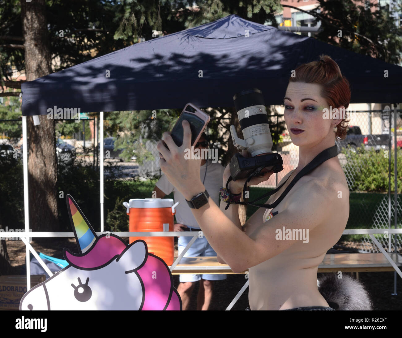 Fotografo tenendo selfie a Boulder Pridefest Foto Stock