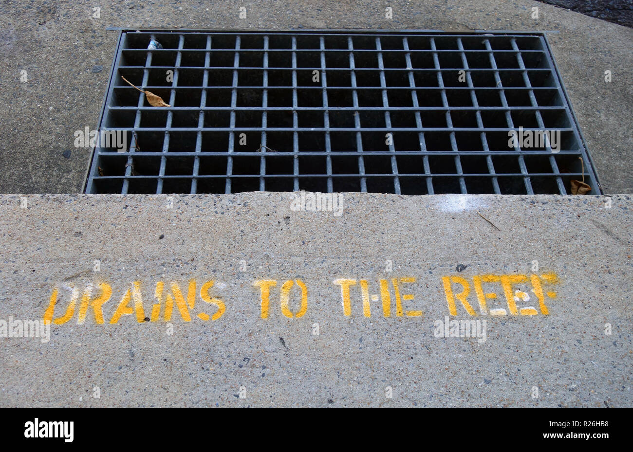 Impresse della lettura del segno scarichi per Reef ricordando le persone circa runoff della qualità dell'acqua, Cairns, Queensland, Australia. N. PR Foto Stock