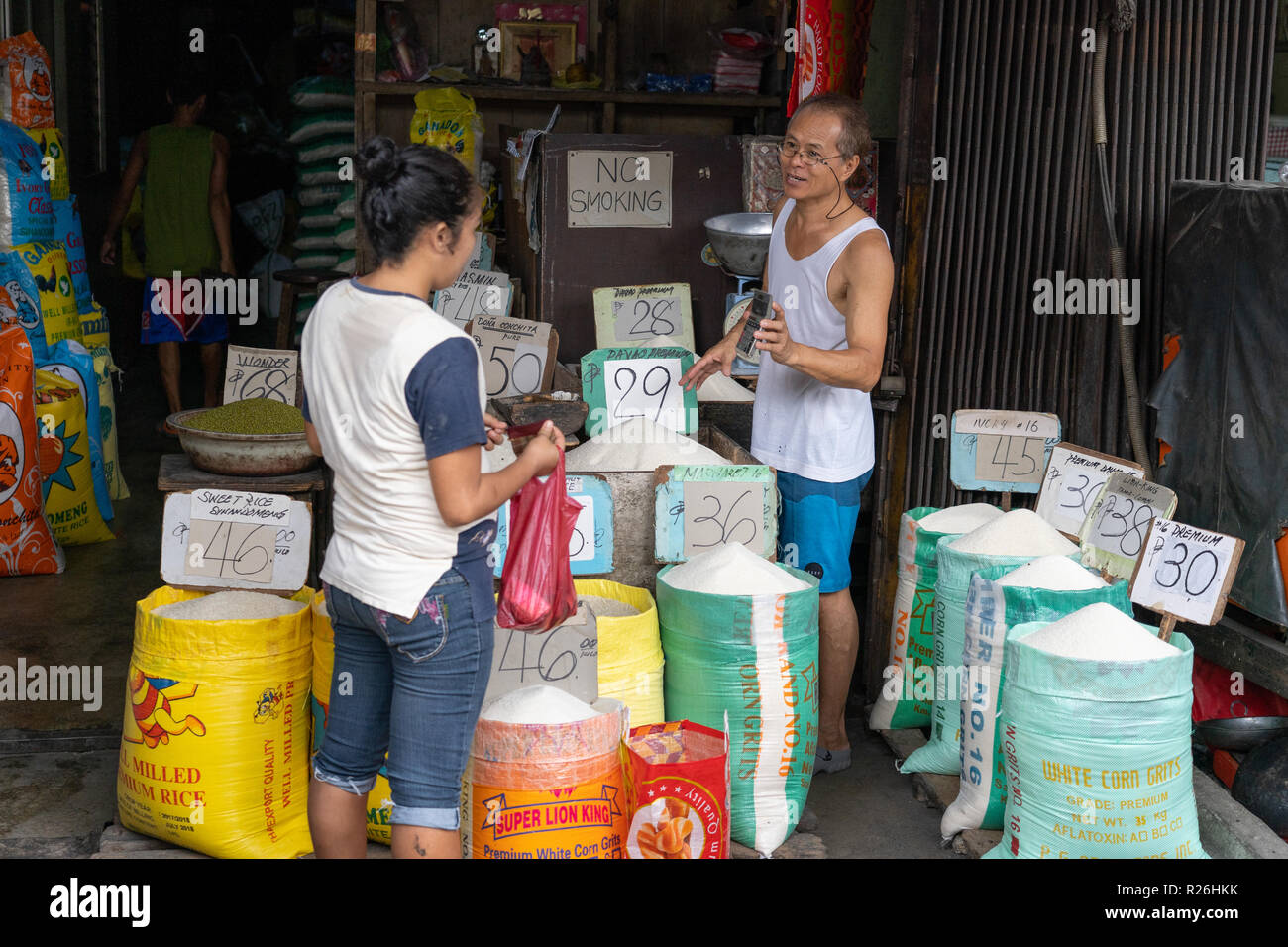 Diverse varietà di riso venga venduto ad un mercato in stallo il mercato del carbonio,Cebu City.Potrebbe anche essere usato come un concetto di immagine che illustra aumenti di prezzo Foto Stock