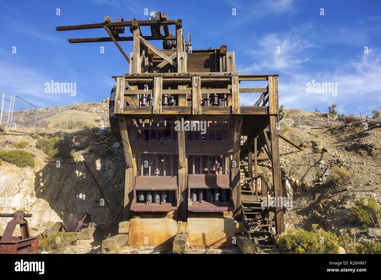 Famoso Lost Horse Gold and Silver Mine Platform, Rust Colored Industrial Machine Equipment Junkyard. Joshua Tree National Park, California sud-ovest degli Stati Uniti Foto Stock Famoso Lost Horse Gold and Silver Mine Platform, Rust Colored Industrial Machine Equipment Junkyard. Joshua Tree National Park, California sud-ovest degli Stati Uniti Foto Stock