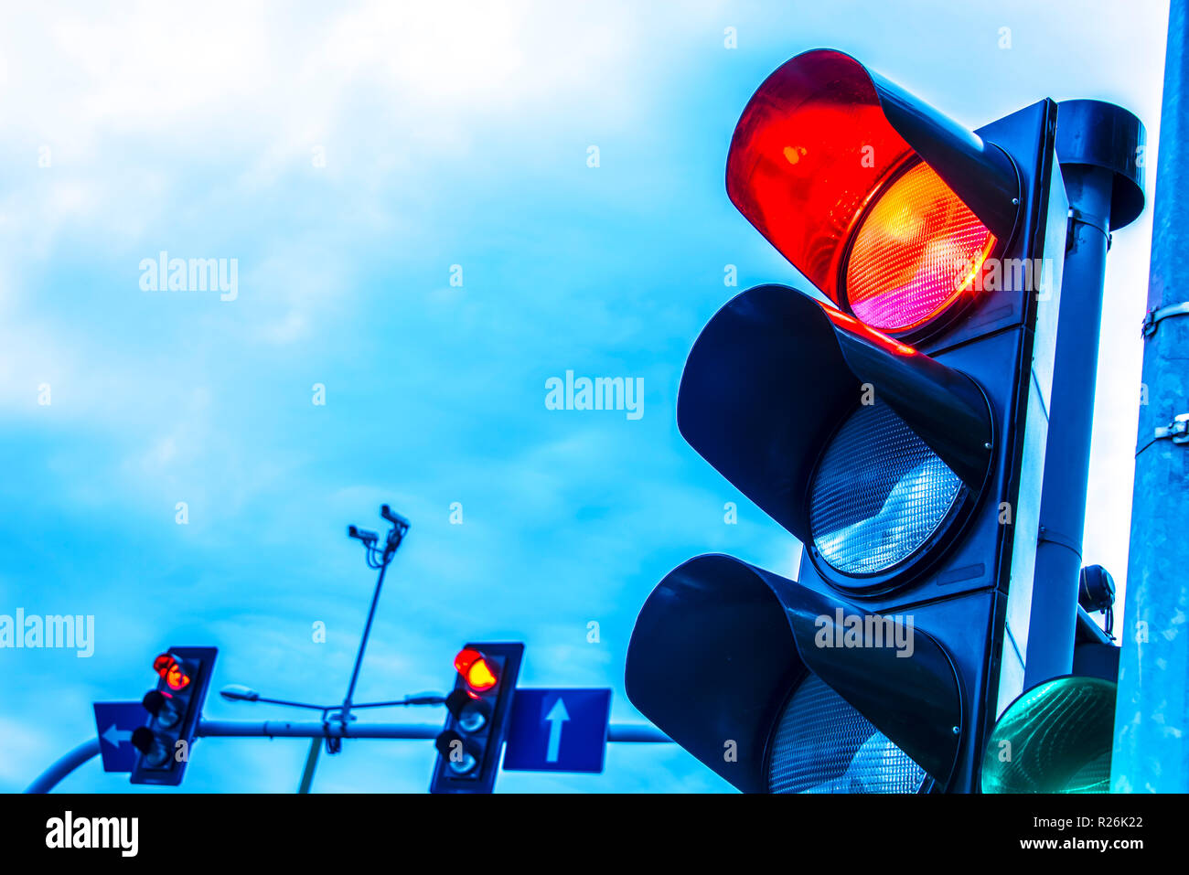 Semaforo sulla intersezione urbana. Foto Stock