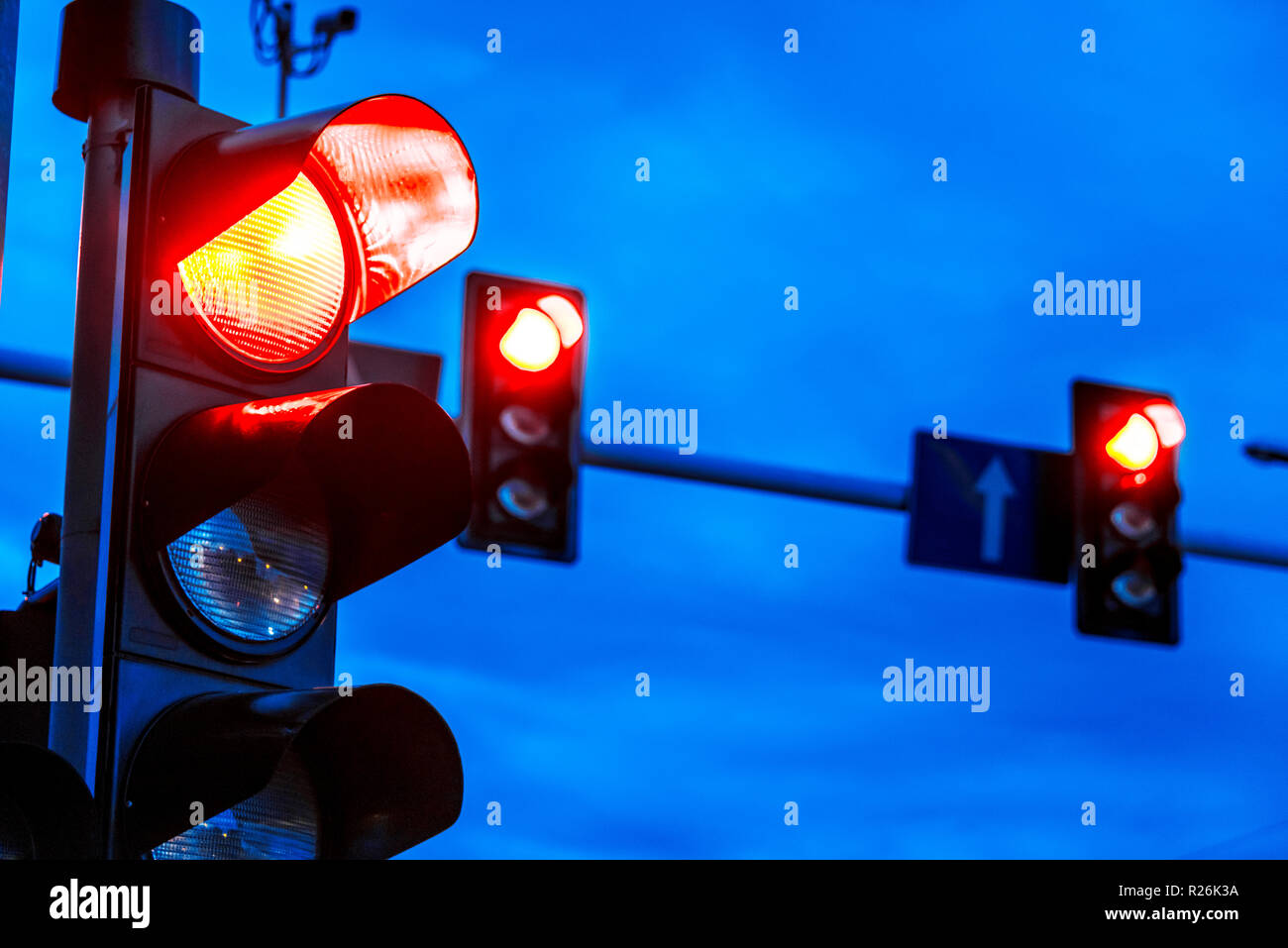 Semaforo sulla intersezione urbana. Foto Stock