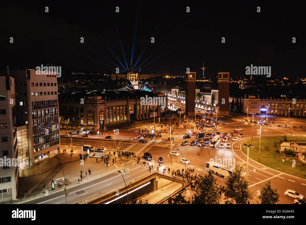 Plaza de Espana a Barcellona, vista dall'alto di notte, semaforo Foto Stock