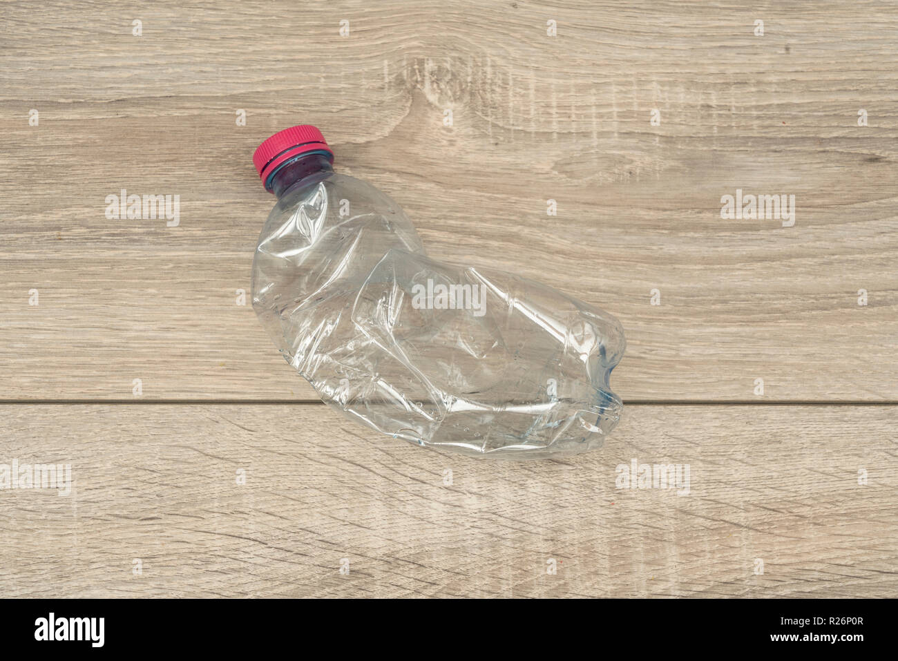 Una schiacciata e abbandonata la bottiglia di plastica Foto Stock