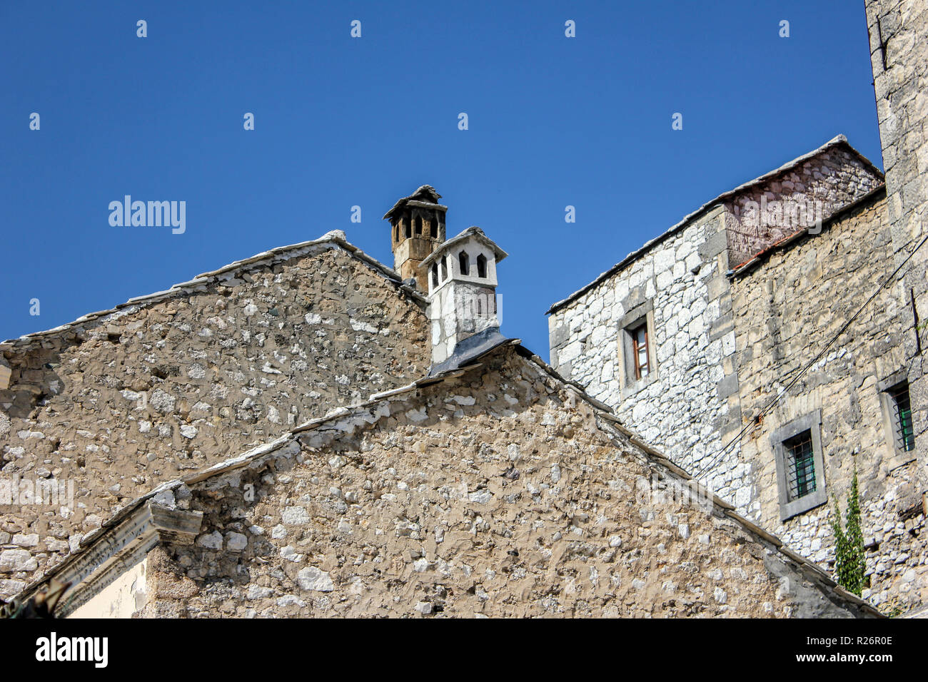 Agosto 2013, Mostar. Tipica pietra gable end e canna fumaria pentole nel centro storico. Foto Stock