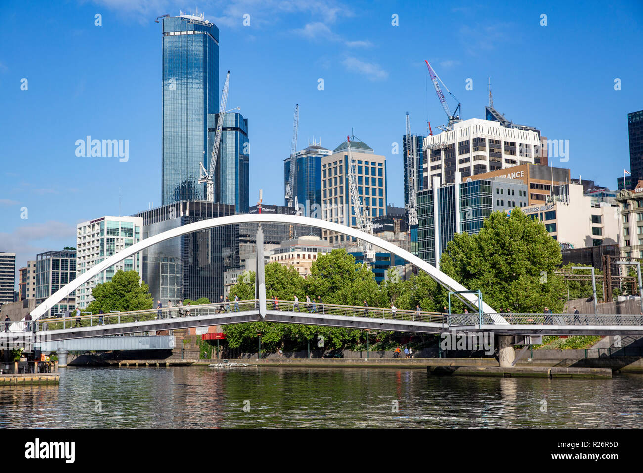 Evan Walker ponte pedonale attraverso il fiume Yarra a Melbourne central business district, Victoria, Australia Foto Stock