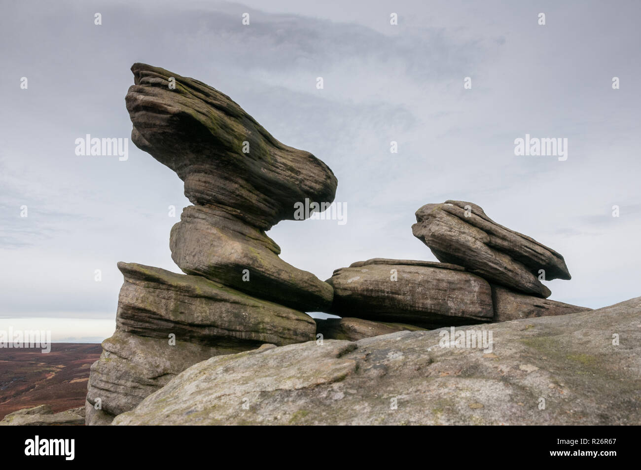 Vento-scolpito macina affioramenti di graniglia, pietre a dondolo, Howden Moor, Parco Nazionale di Peak District, Inghilterra Foto Stock