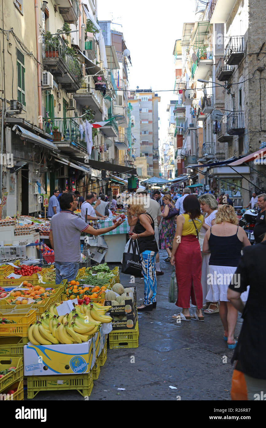 Napoli, Italia - 22 giugno 2014: locale People Shopping a domenica Street Market Porta Nolana a Napoli, Italia. Foto Stock