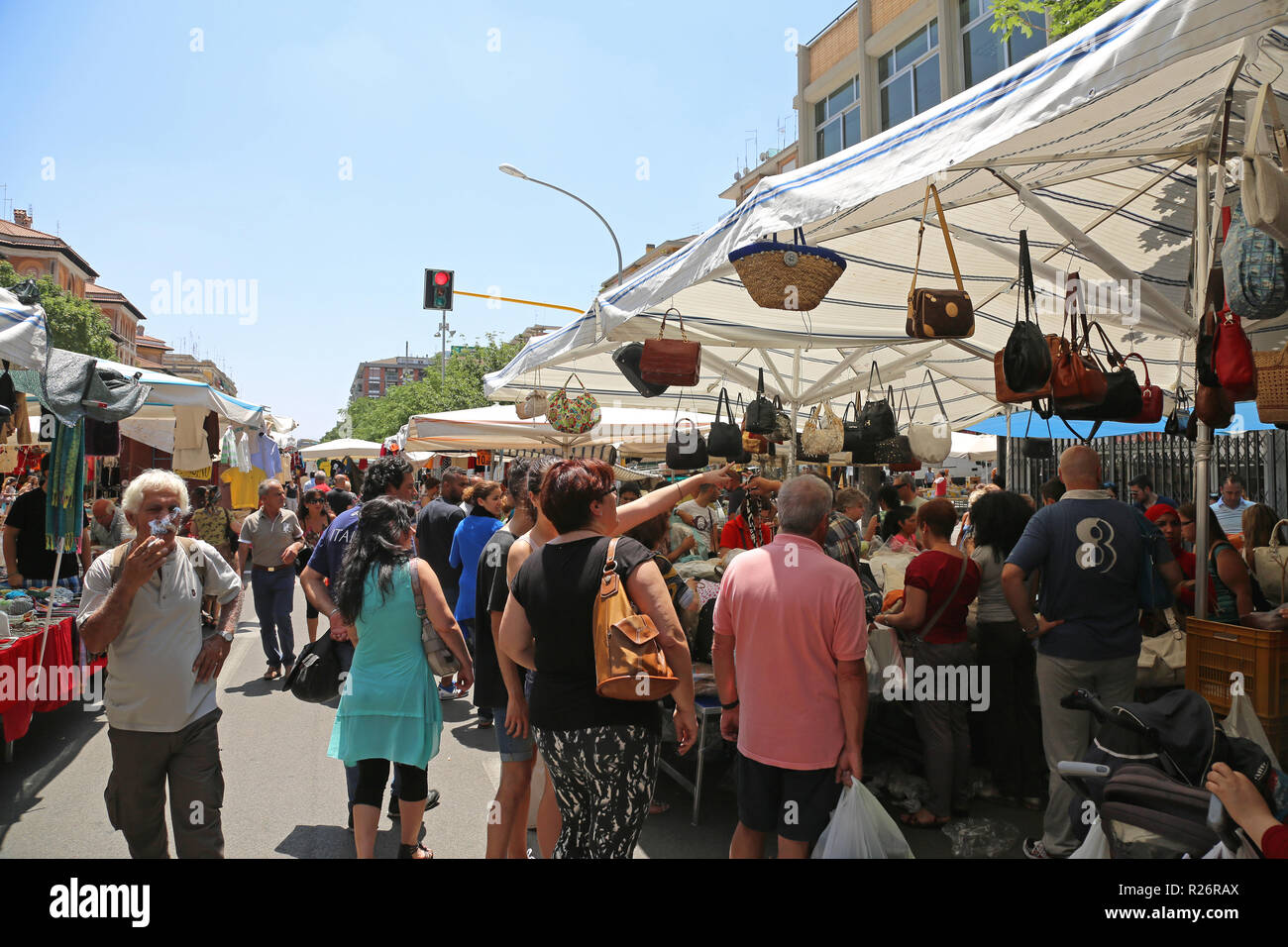 Roma, Italia - 29 giugno 2014: persone navigando a buon mercato per borse e  abbigliamento a Porta Portese domenica il mercato delle pulci di Roma,  Italia Foto stock - Alamy