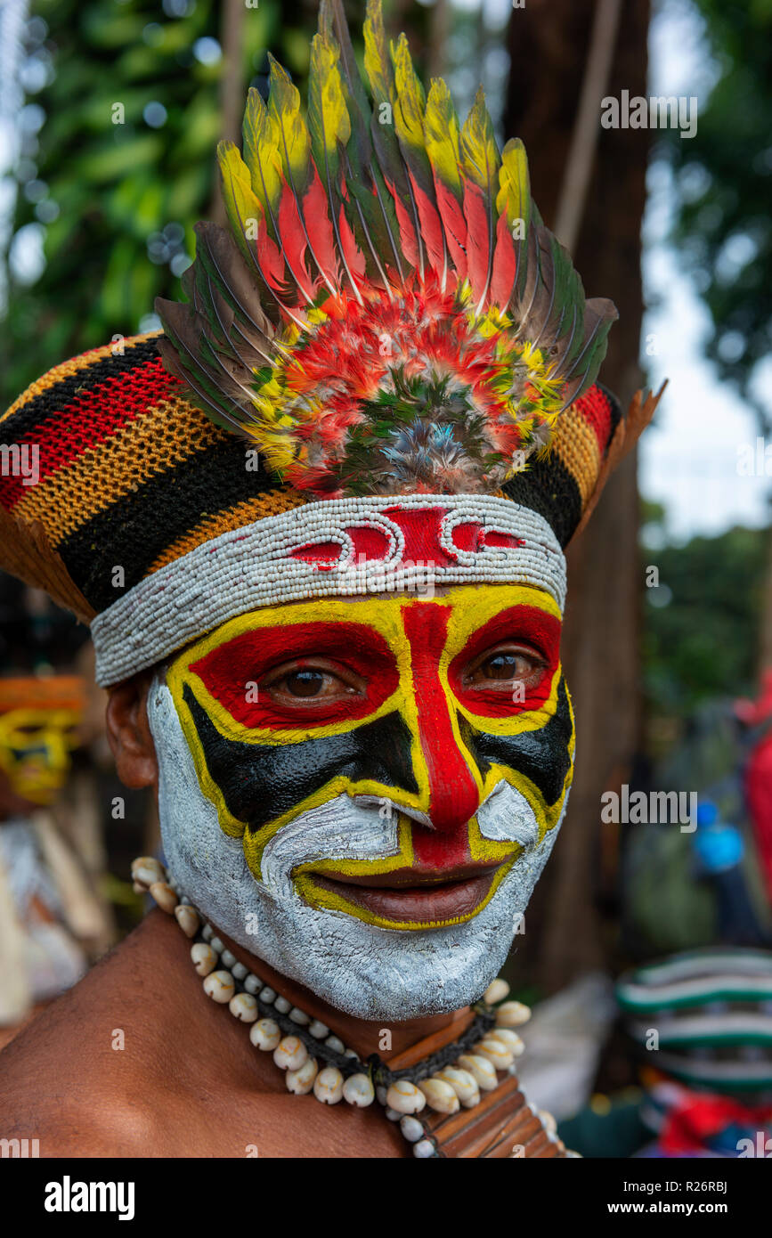 Uomo con colorati face painting pronto per eseguire presso il Festival di Goroka. Foto Stock