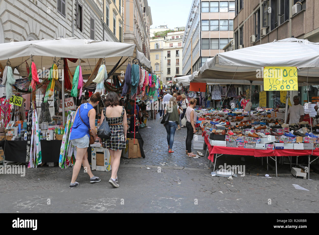 Roma, Italia - 30 giugno 2014: Mercato delle Pulci bancarelle con scarpe a  buon mercato e abbigliamento in Roma, Italia Foto stock - Alamy
