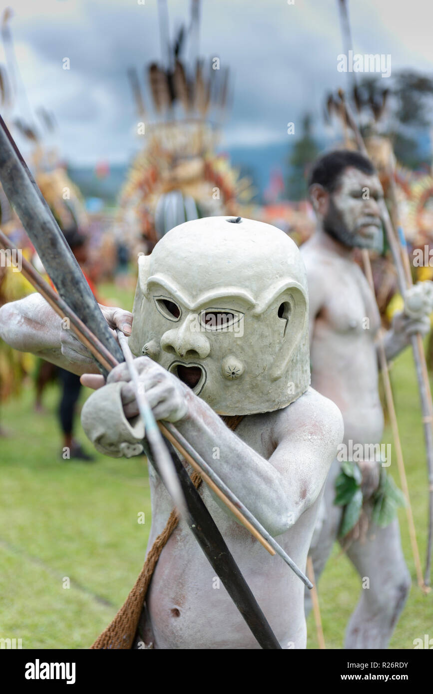 Asaro uomo con segni distintivi di maschera di fango svolge presso il Festival di Goroka. Foto Stock
